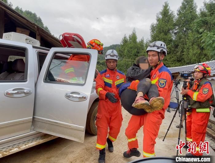 消防员|16名驴友贵州绥阳失联 消防7小时成功营救