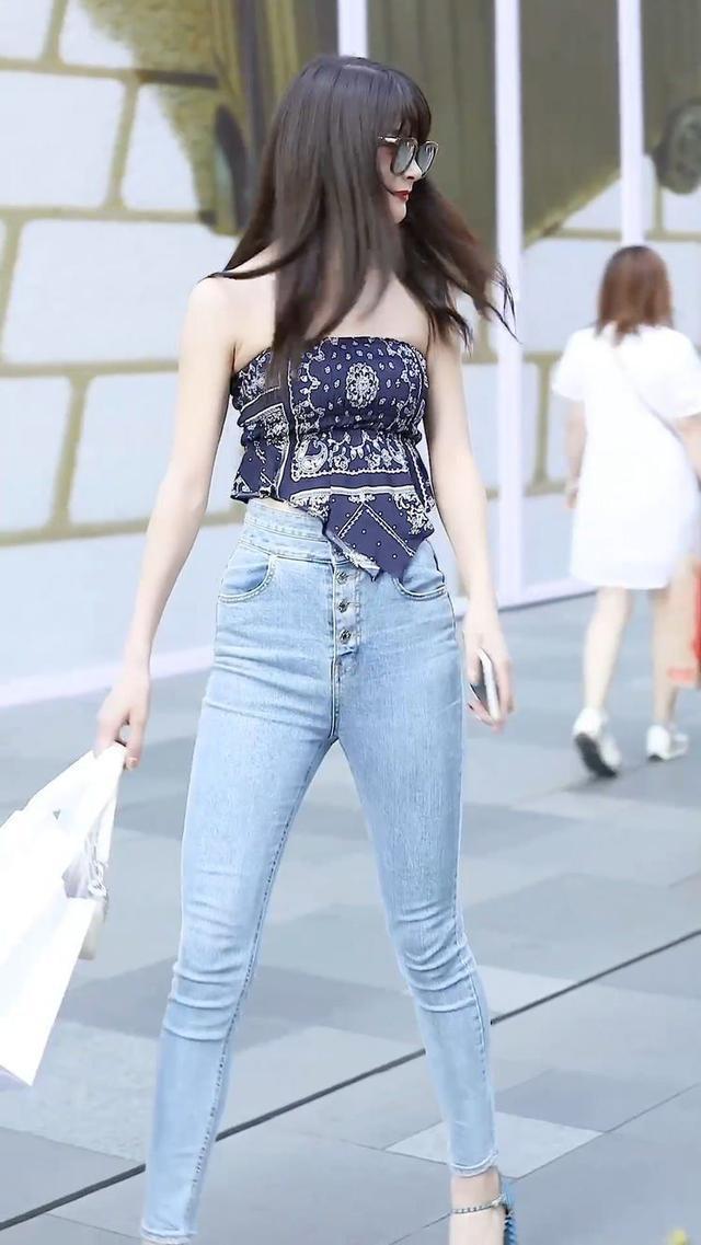 小姐姐整个上半身的曲线在视觉上很吸引了人,回头率一定百分百