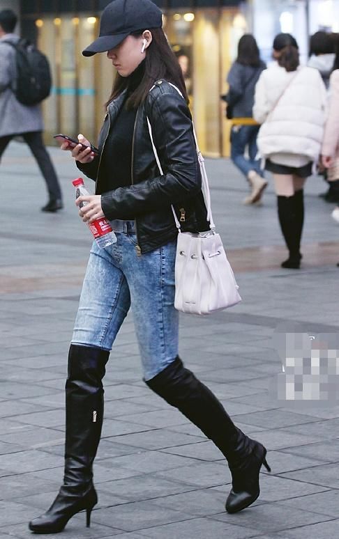 街拍|街拍：知性美丽大方的小姑娘，可以用仙姿玉貌来形容