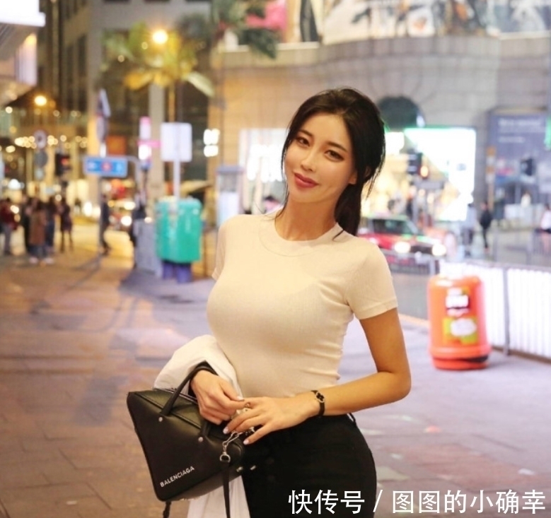 t恤|美女街拍:白T恤搭配黑色修身裤 笑起来的小姐姐真美