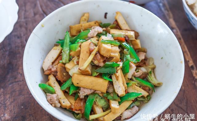 侄女过生日,妈妈早上4点就起床,做了两大桌农家菜,吃嗨了