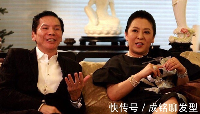 高级感|61岁向太真富态,一袭印花连衣裙透着阔太范,从容自信高级感满满