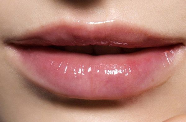 春天嘴巴容易脱皮，仅仅因为缺水？恐怕是唇炎，两妙招，轻松解决