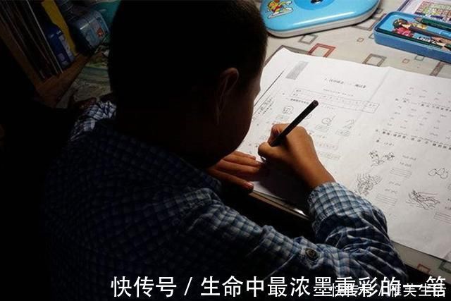 老师布置|儿子写作业到凌晨,爸爸过去一看直接撕作业本:别写了,毫无意义