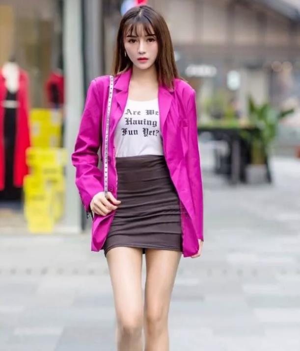 街拍:身材不错的小姐姐,披肩的长发,尽显女性魅力