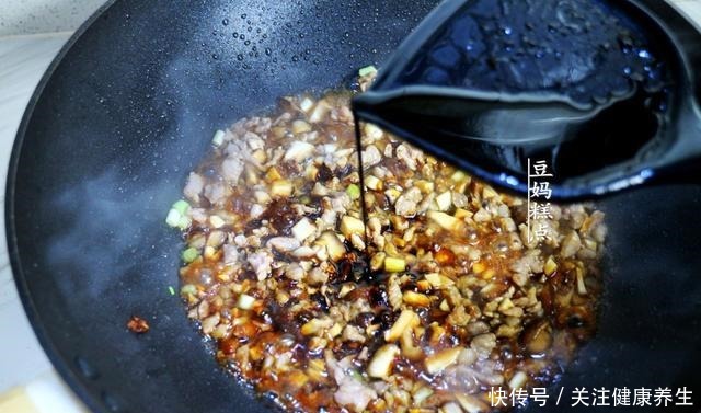 冷天，豆腐和鸡蛋一起蒸，简单又营养，孩子连吃2碗米饭