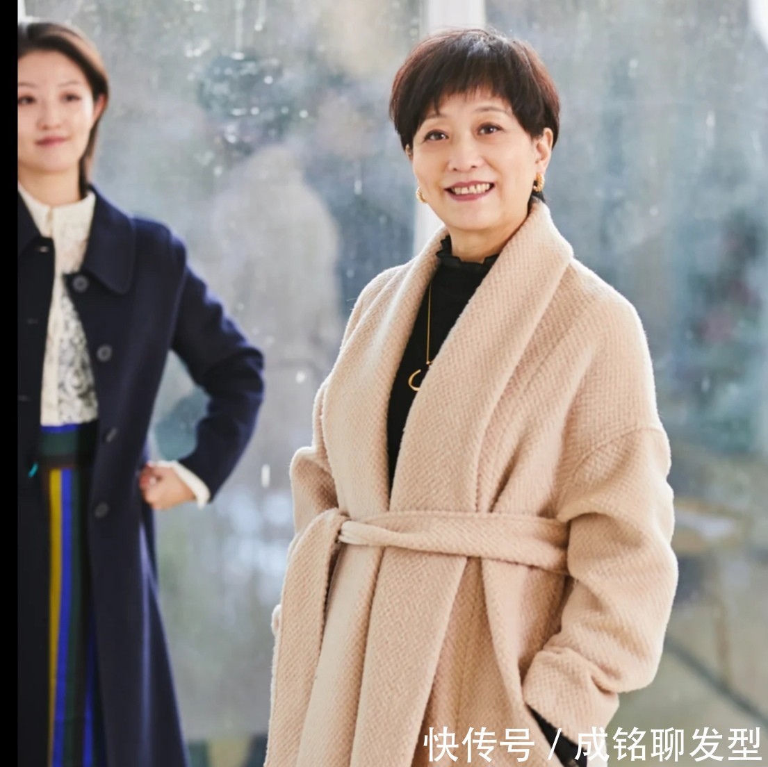 格纹|会打扮的女人不会显老!学学这几种时髦冬装搭配,时尚减龄又高级
