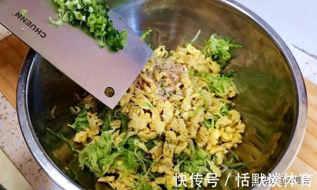 面团|西葫芦一年四季都便宜，秋天要多吃，鲜嫩营养降秋燥，烙馅饼真香