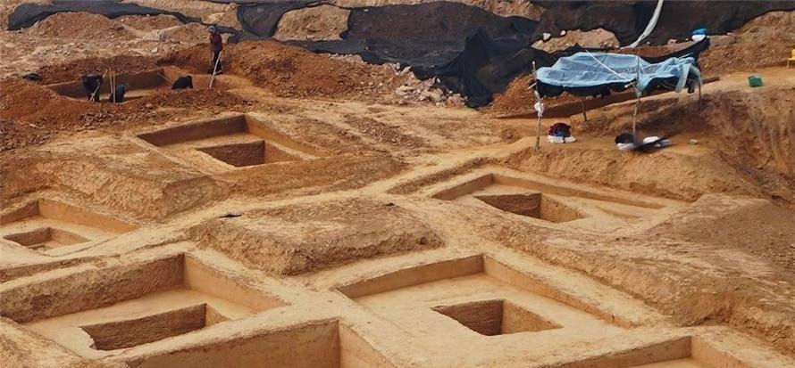 陪葬品!专家挖掘一座机关墓,发现一对盖着被子的男女,经鉴定是外国人!