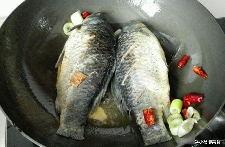 无论煎什么鱼,只放油是不行的,多加“这一样”,肉嫩皮脆不粘锅
