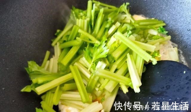 香芹段|买鸡蛋挑大个，颜色选白壳，蛋黄越黄越营养别被摊贩“忽悠”了