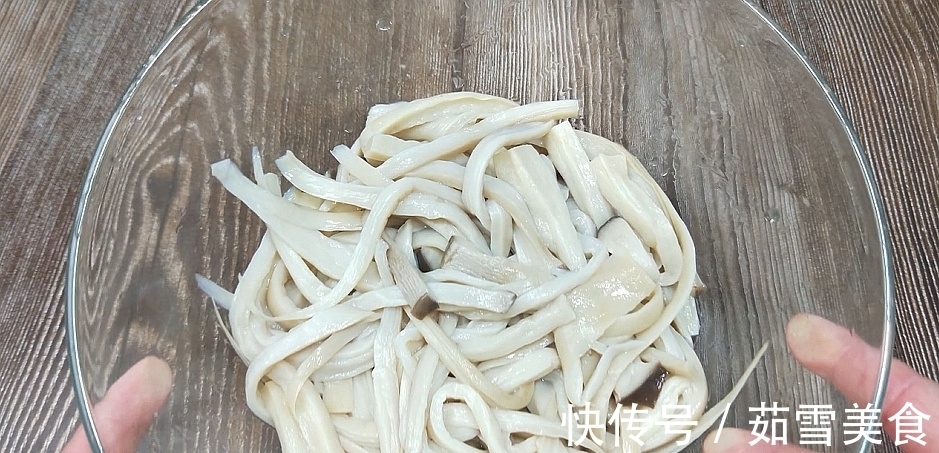 诱人|杏鲍菇的新吃法,一次做4根,看着诱人吃的过瘾,太有创意了