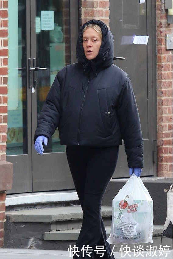 年龄|冬季外套不用买太多,准备短款羽绒服就够了,不挑年龄还时尚