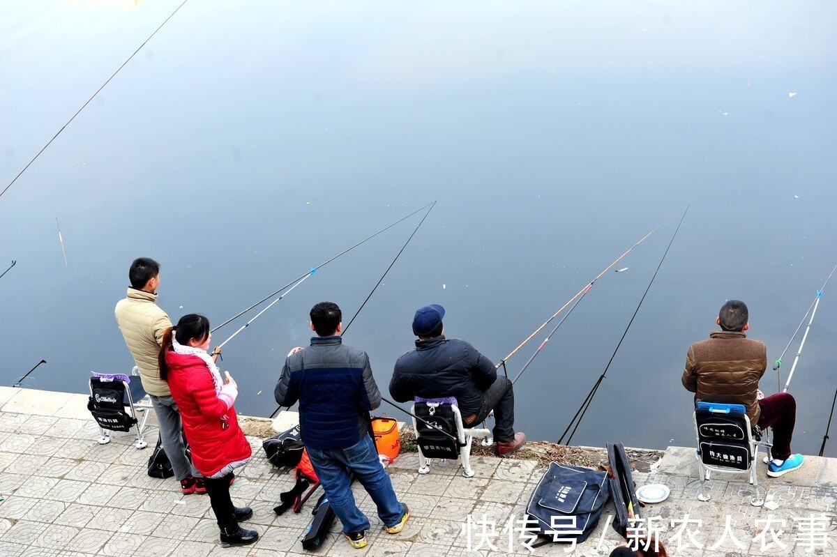 美女|钓鱼界的新花样“鱼媛”,身穿黑丝袜加吊带,网友:自愿上钩