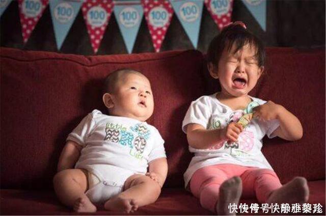 宝妈|“削他”5岁姐姐的作业被1岁弟弟撕烂,宝妈两个字化解矛盾