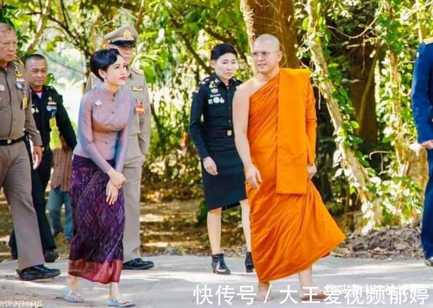 哇集拉隆功$苏提达熟知中华文化,穿中国红炫耀地位,给诗妮娜穿“妾室粉”