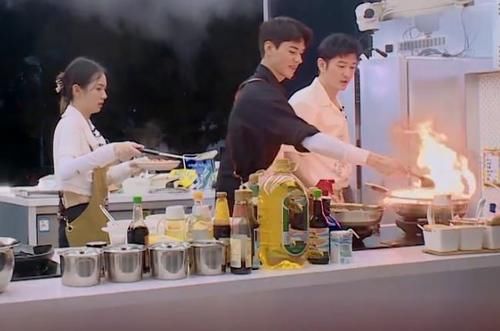 特色菜|周也出汗導(dǎo)致頭發(fā)粘臉上，自創(chuàng)新造型成焦點(diǎn)，只有素顏美人才能駕馭