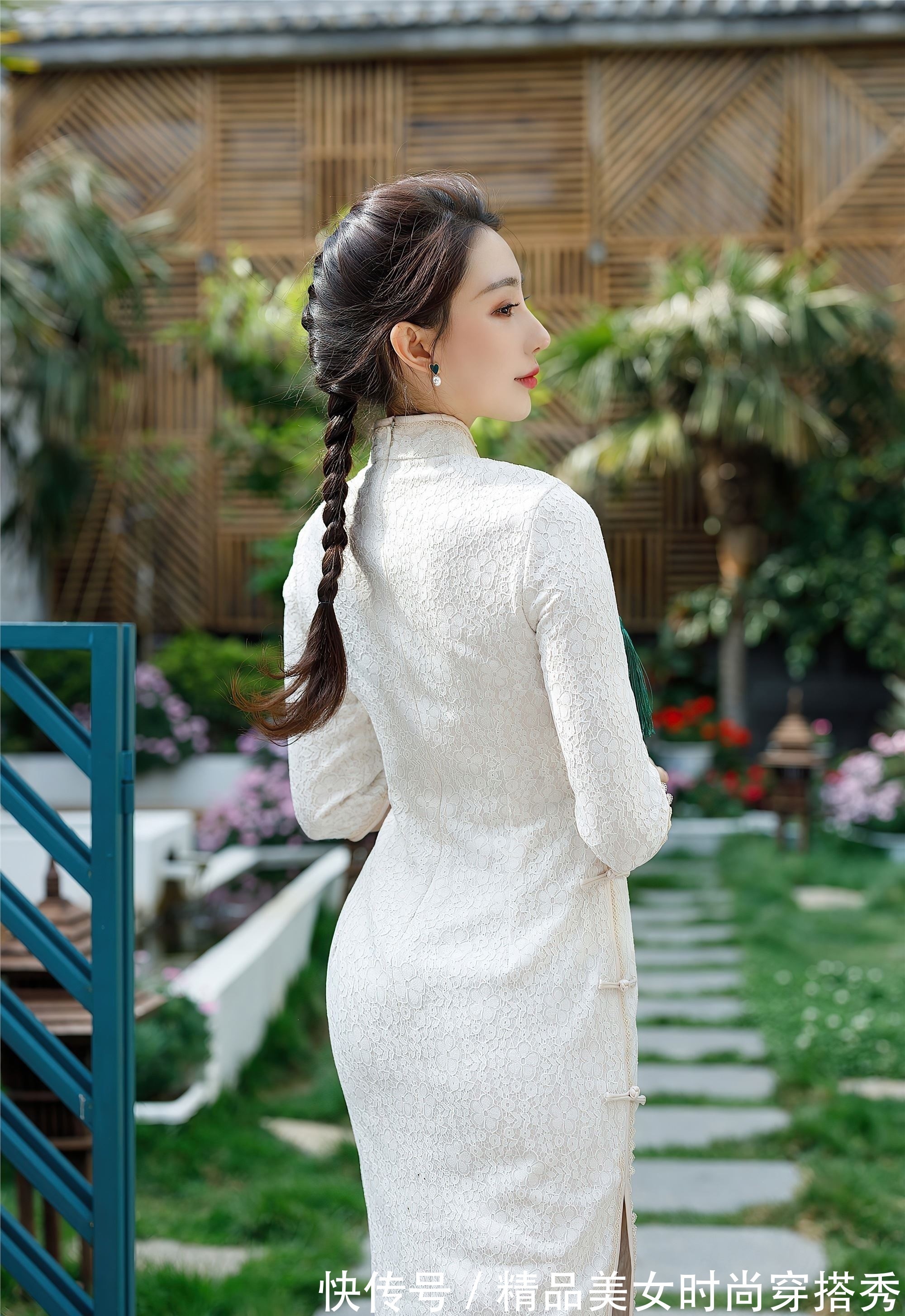 小姐姐 小姐姐身穿米白色钩花的蕾丝旗袍,充满着优雅的东方气息!
