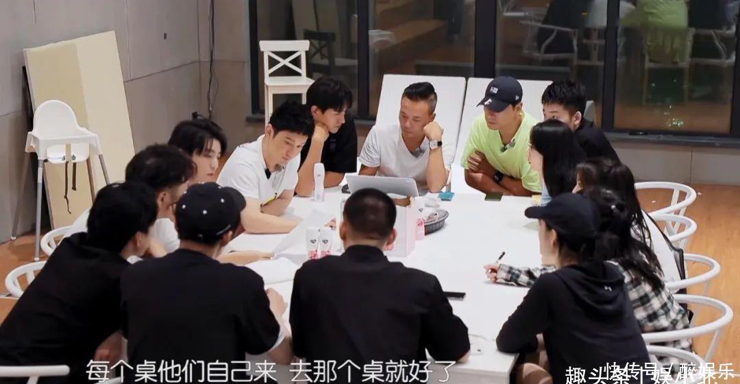 节目|《中餐厅》黄晓明揭工作人员藏身处,紧靠灶台又热又闷,太辛苦