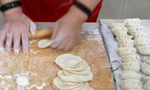羊肉馅饺子怎样做才好吃？记得多放一味料，饺子鲜嫩多汁没膻味