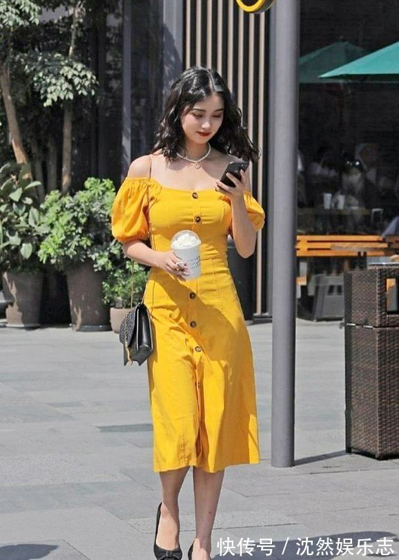 修身 黄色修身连衣裙搭配高跟鞋,炫酷十足