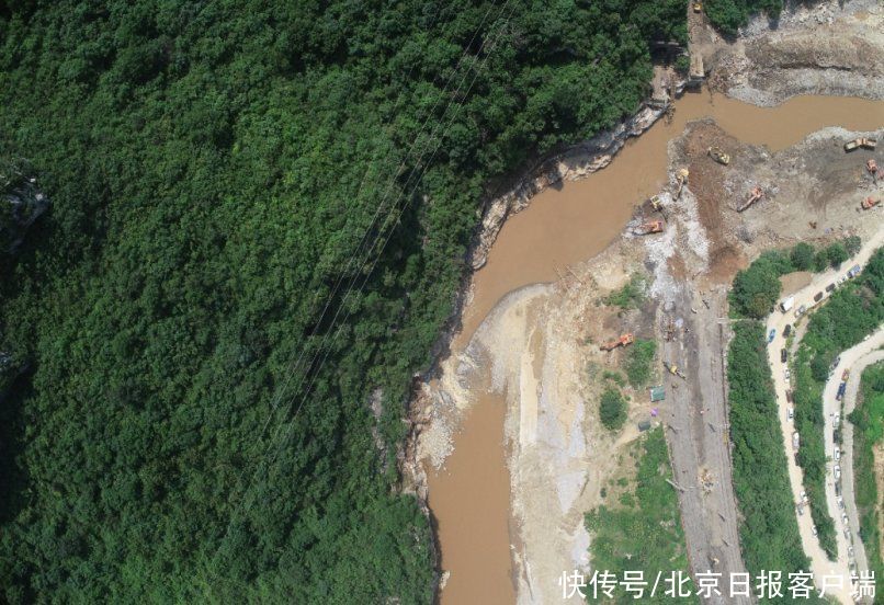 抢险|郑州一铁路桥因洪水成“孤岛”，抢险队深入太行山抢险