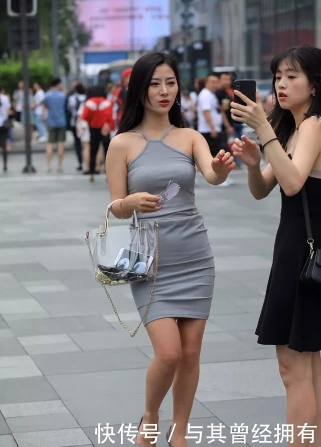 街拍: 优雅气质闺蜜小姐姐逛街,网友: 气质好穿什么都好看!