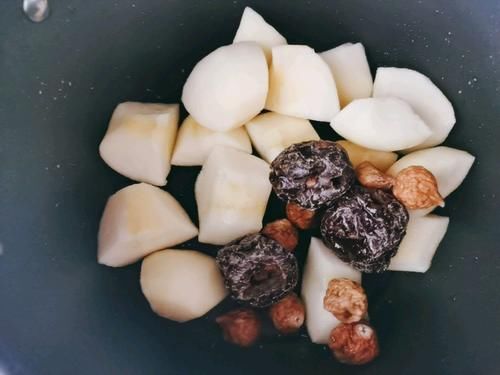 天冷了，苹果和它是绝配，简单煮一煮，滋补又养胃，不懂吃可惜了