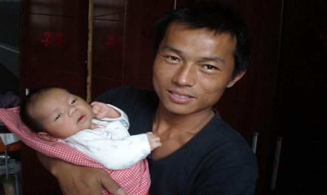 想笑|“人贩子爸爸”走红，抱着亲生儿子如同偷娃，慌张神情令人想笑