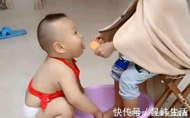 孩子|二胎弟弟给姐姐洗脚动作娴熟,原是有这个做诱饵,网友:最小童工
