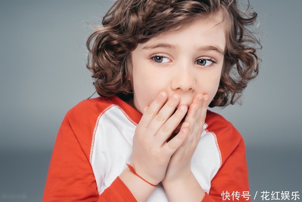 睡眠时间|宝妈哄娃睡觉自己睡着了,孩子躲被窝里看电视,脸上表情太萌了