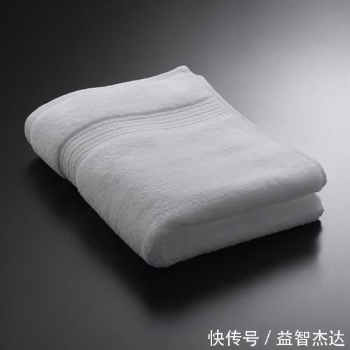 油性皮肤 洗脸三不要：不要超过一分钟，不要用很烫的水，第三不要少有人知