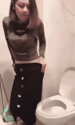 |搞笑GIF:这上厕所的功夫,不敢苟同,不想坐就下去