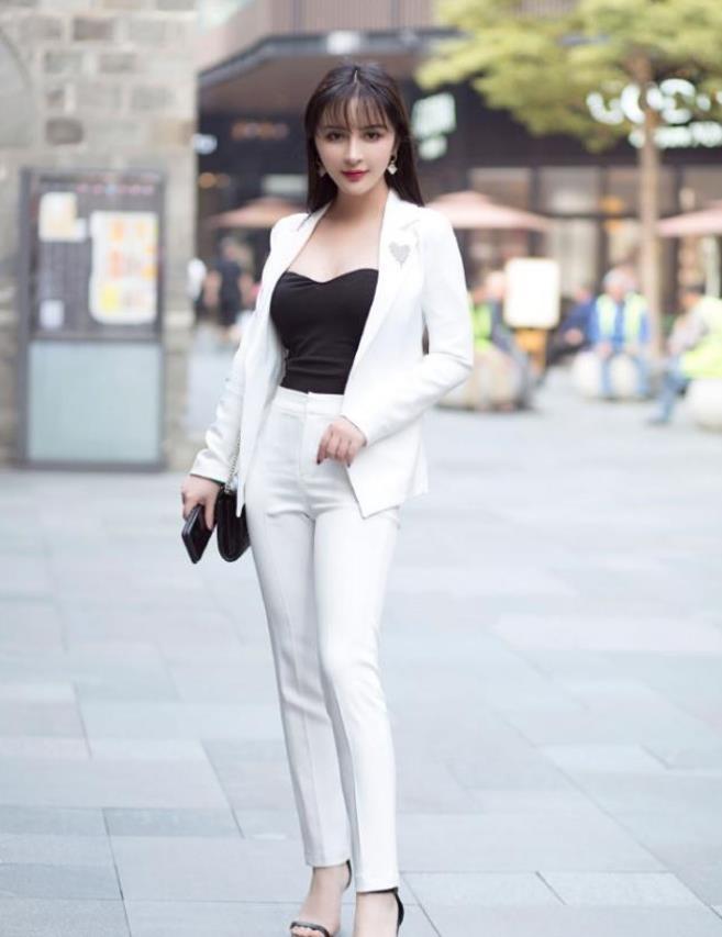 街拍:貌美如花的小姐姐,一身优雅的穿搭,尽显女神风采