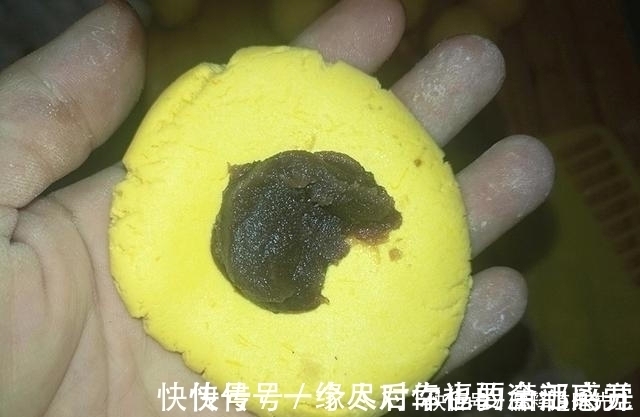 南瓜饼这么做,吃了一个还想吃一个,又香又糯