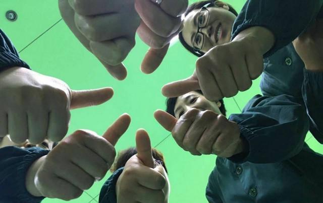 乳白色|新生儿全身涂满“猪油”，母子相见吓坏产妇医生这是好事