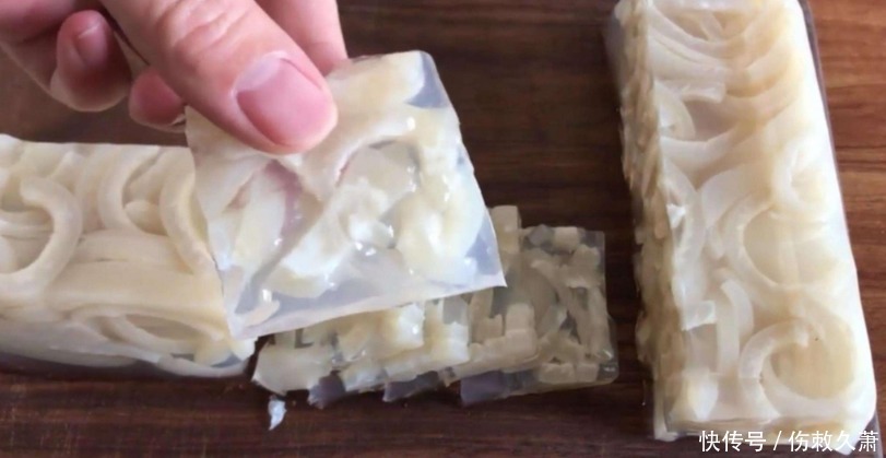 做猪皮冻,前4步是关键,保证晶莹剔透,Q弹爽滑,没腥味
