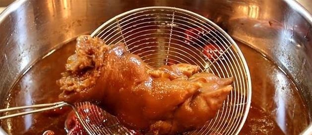 大厨教你做酱肘子、酱猪蹄,软糯香嫩、酱香浓郁,“配方”要收藏