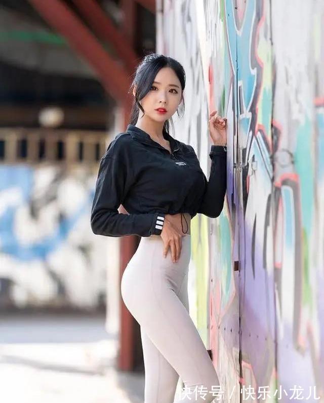 穿搭 纯白修身裤配个性黑色小衣的经典穿搭,彰显青春飞扬的温婉之美