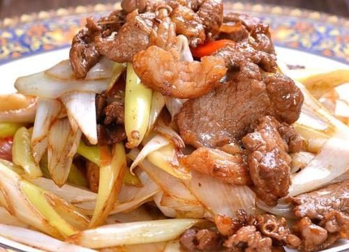 下饭|经典鲁菜葱爆羊肉,香味浓郁解馋下饭,端上桌吃到盘子都舔干净