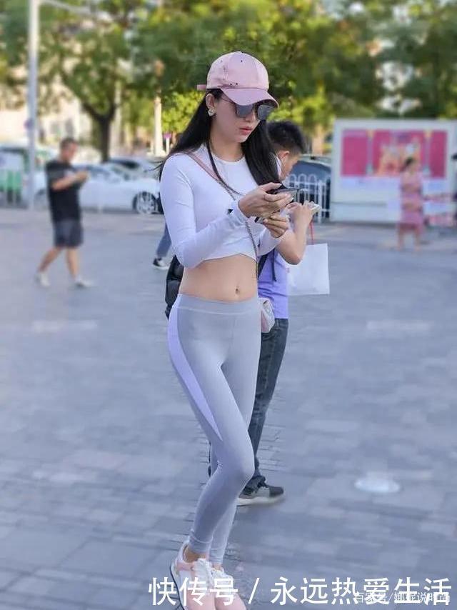 舒适|穿着打底裤,点缀着优雅的复古气息,尽显柔美