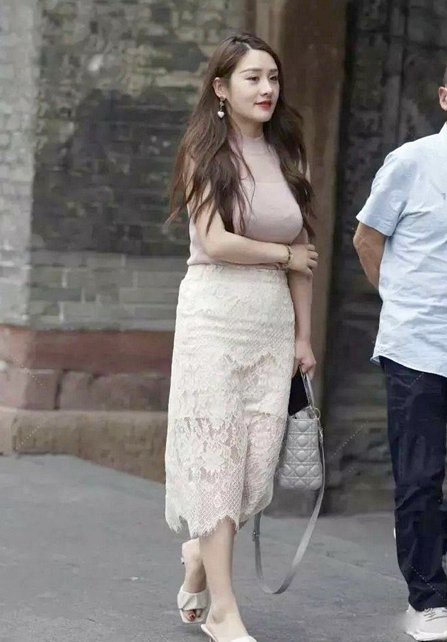 碧罗|绶带盘金缕轻裙透碧罗,让你也能拥有苗条!