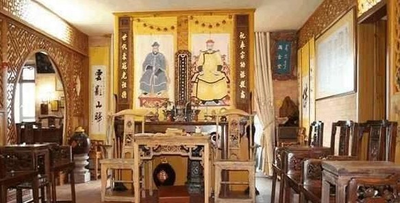 皇室|乾隆七世孙手戴上亿玉扳指，如今穿龙袍，以皇帝身份祭祖