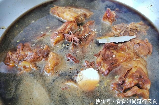  家常酱大骨好吃又秘诀，酱料千万别用错了，酱香味十足，简单易学