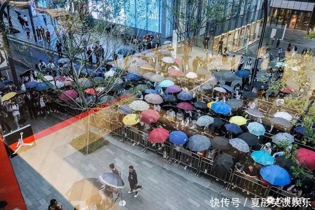 亚洲最大JORDAN旗舰店开业,我冒雨把“黑粉脚趾”买到手了!