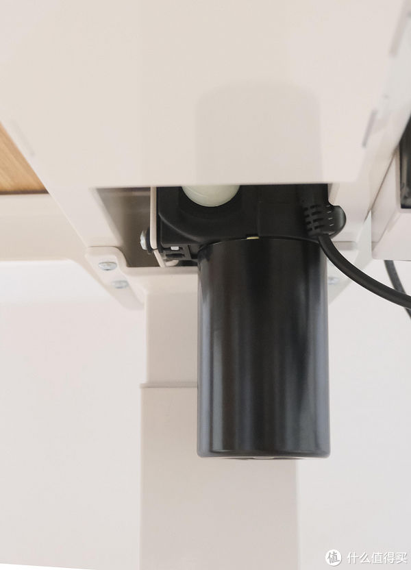 螺丝|家居改造：用电动升降桌打造我的居家办公小角落