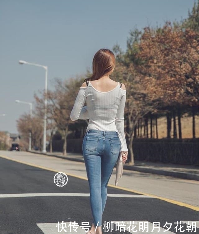 小姐姐穿紧身牛仔裤,随意搭配都超级美丽,塑造纤细小蛮腰