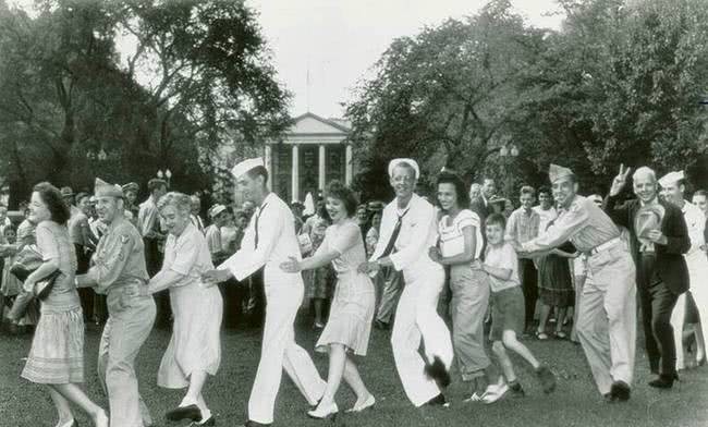 投降|盘点1945年日本投降时，世界人民如何表达胜利的喜悦