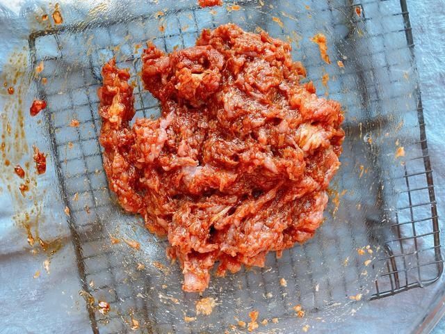 炸丸子有人放面粉,有人放淀粉,都不对,掌握3点,丸子外酥里软