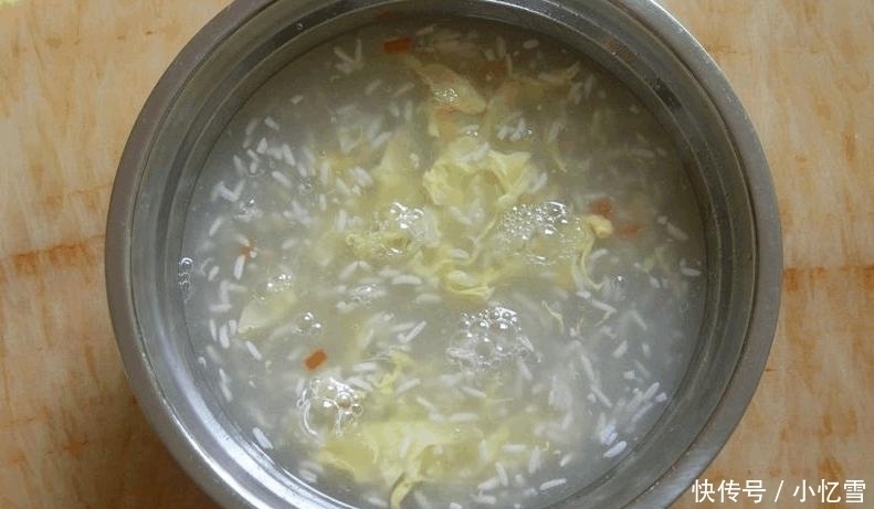 周末家庭聚餐,老妈嫌在外面吃太破费,做了11菜一汤,吃个精光